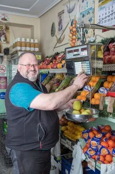 Pola kile, molim — Half a kilo, please