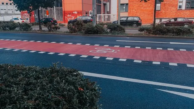 biciklistička staza — Radweg