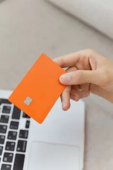 kartica — carta bancaria