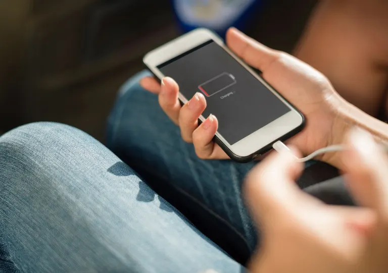 my phone's about to die — se me está acabando la batería