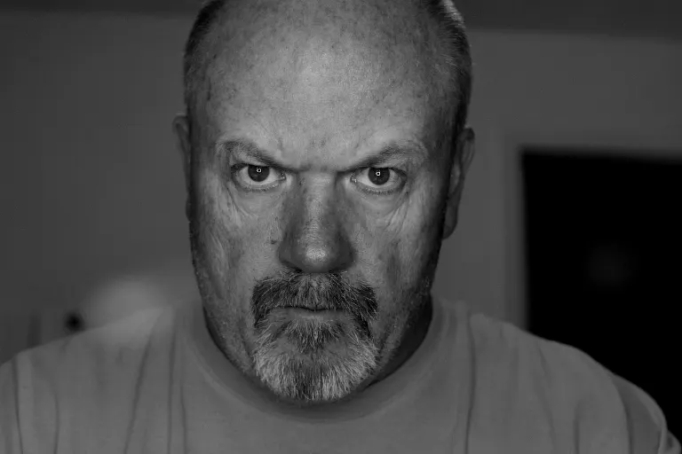 stare — fixer du regard