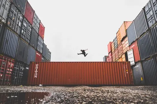 выпрыгнуть из — jump out of