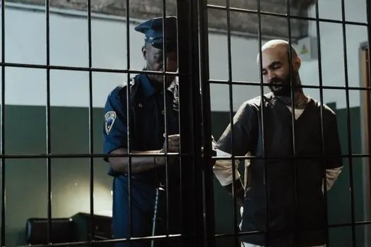 Возьмите закон в свои руки — take the law into your own hands