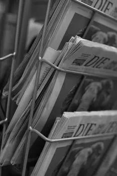 O tome izveštavaju sve novine — Darüber berichten alle Zeitungen