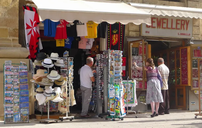 souvenir shop — tienda de recuerdos