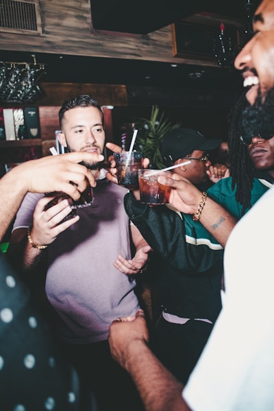 Turn up — débarquer