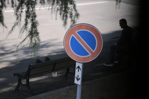 Não se pode estacionar aqui — Hier darf man nicht parken