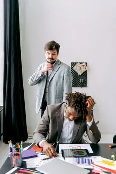 have your wits about you — garder toute sa présence d'esprit