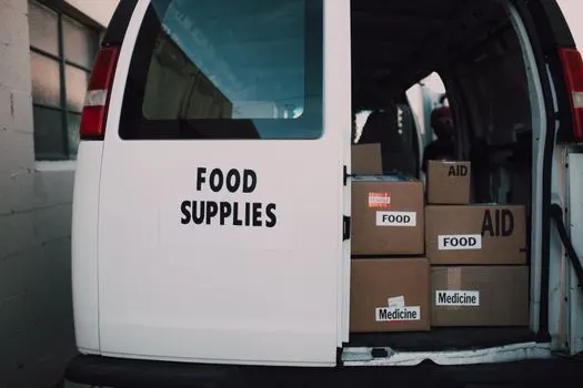Provide with — fournir
