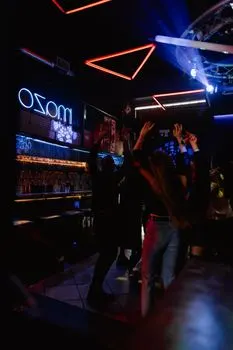 пойти в клуб — go clubbing