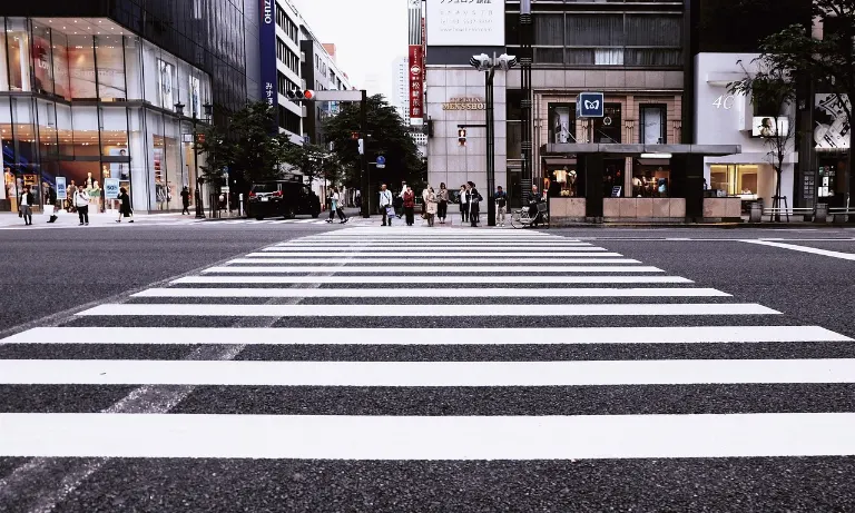 pedestrian crossing — passage piéton