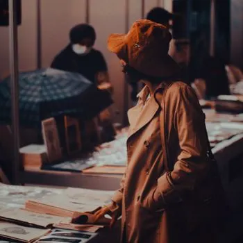 пойти погулять по магазинам, рассматривая витрины. — go window shopping