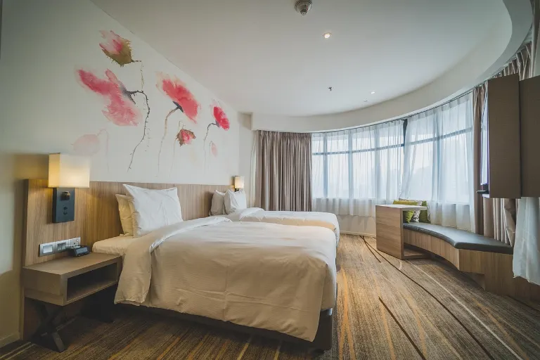 twin room — chambre à deux lits
