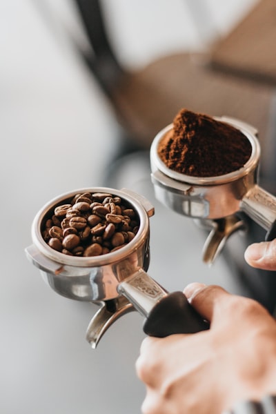 mescolare i fondi di caffè — Agitate the coffee grounds