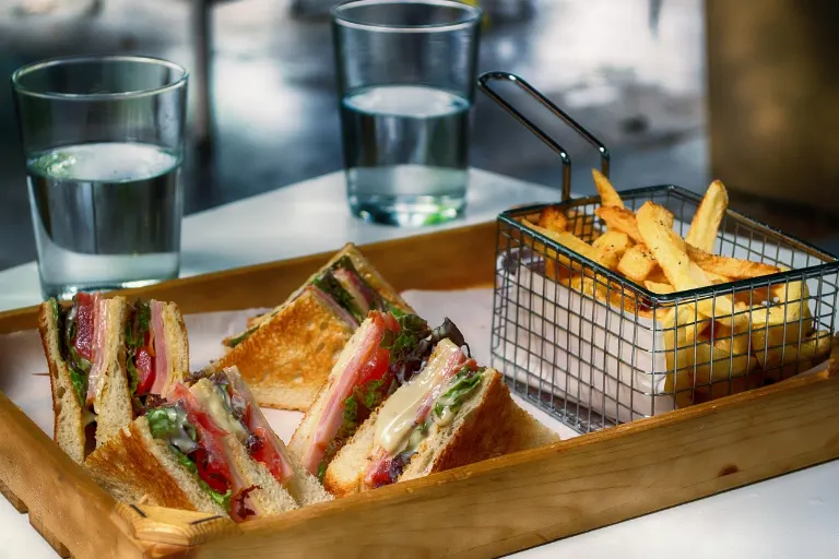 grab lunch — déjeuner sur le pouce