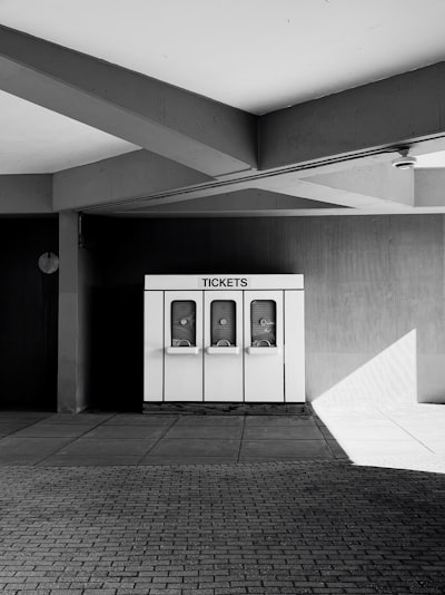 ticket booth — guichet