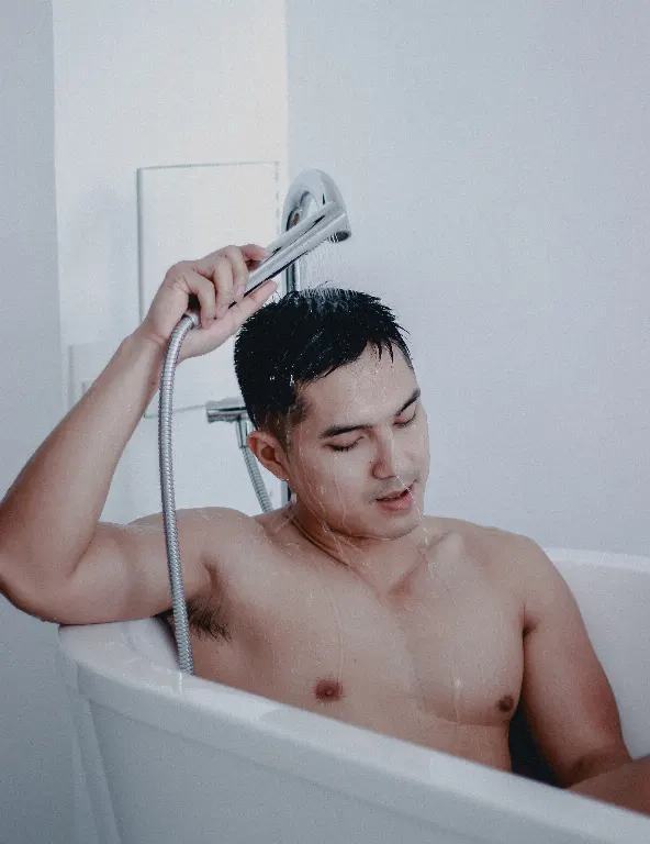 prendre une douche — duši all käima