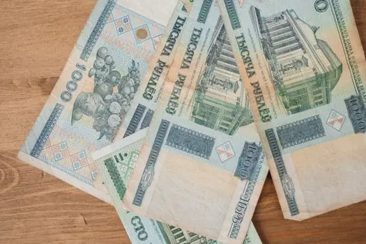 Dinar je stabilan — O dinar está estável
