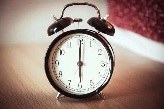 À sept heures et demie — U pola osam