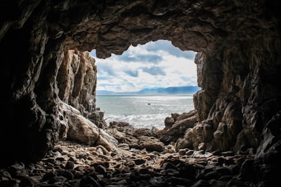 hommes des cavernes — cavemen