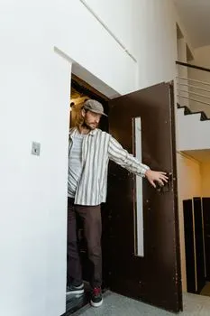 aus — de
