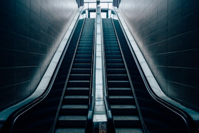 эскалатор — Escalera mecánica