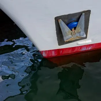 по центру — Amidships
