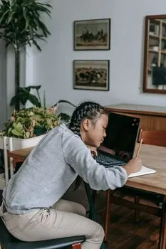 Продолжайте учиться. — Keep up with studies