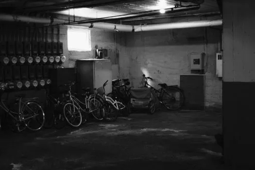 arrecadação de bicicletas na cave — Fahrradkeller