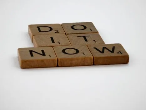 В данный момент я очень занят. — I am very busy at the moment