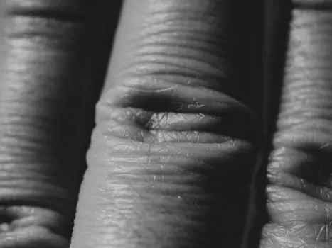 кулак — fist