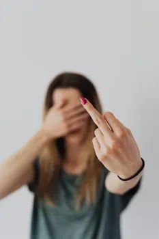 не опускайтесь до их уровня — don't stoop to their level