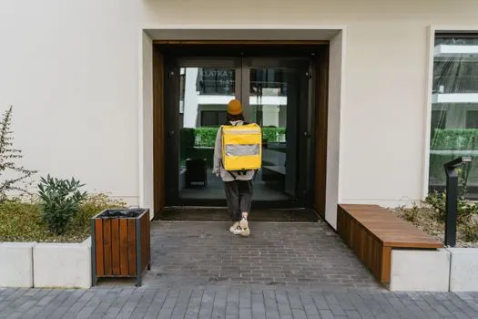 s'approcher — to approach