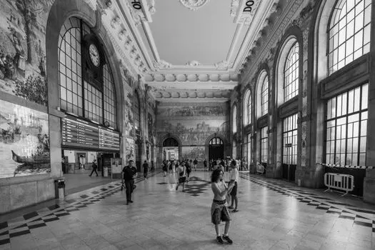 Bahnhof — tren istasyonu