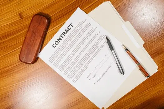 Poštovani, obraćam vam se povodom ugovora — Gentili signori, vi scrivo in merito al contratto