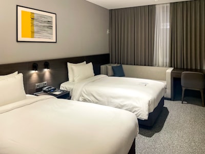 twin room — chambre à deux lits