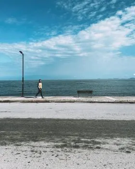 It's within walking distance — se puede ir andando
