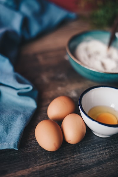 Beat the eggs — batir los huevos