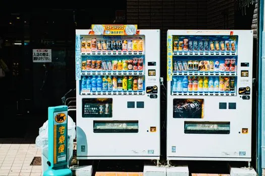 В торговом автомате можно купить что угодно. — You can get anything from a vending machine