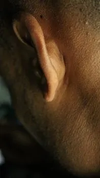 услышать — Overhear