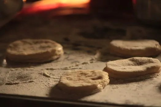 Make biscuits — faire des biscuits
