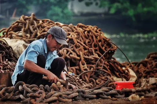 рабочий — blue-collar worker