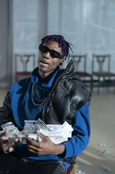 Он очень богат. — He’s very rich