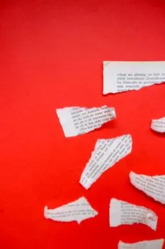разорвать бумагу — tear up the paper