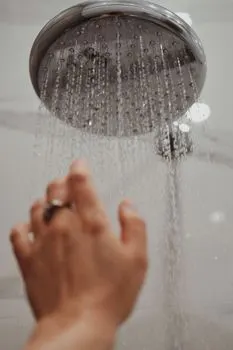 Nema tople vode — There's no hot water