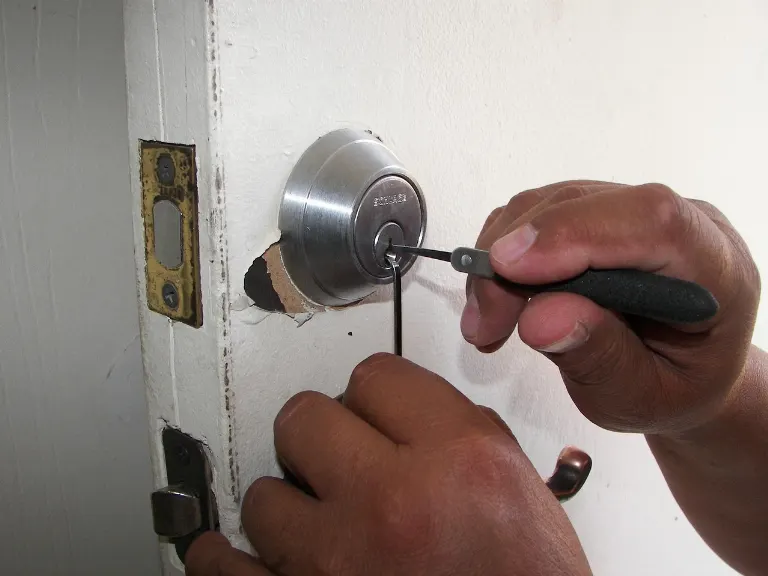 locksmith — serrurier