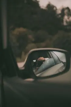 зеркало заднего вида — rearview mirror