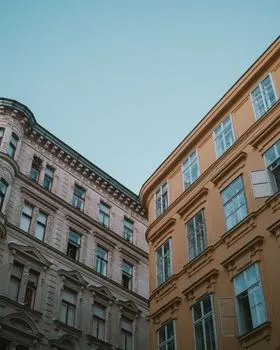 gegenüber — karşısında