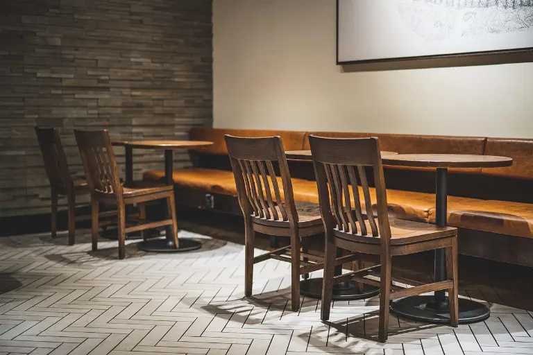 table inside — table à l'intérieur