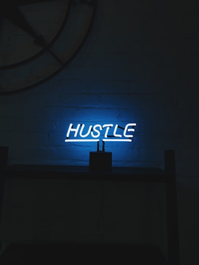 se démener — hustle